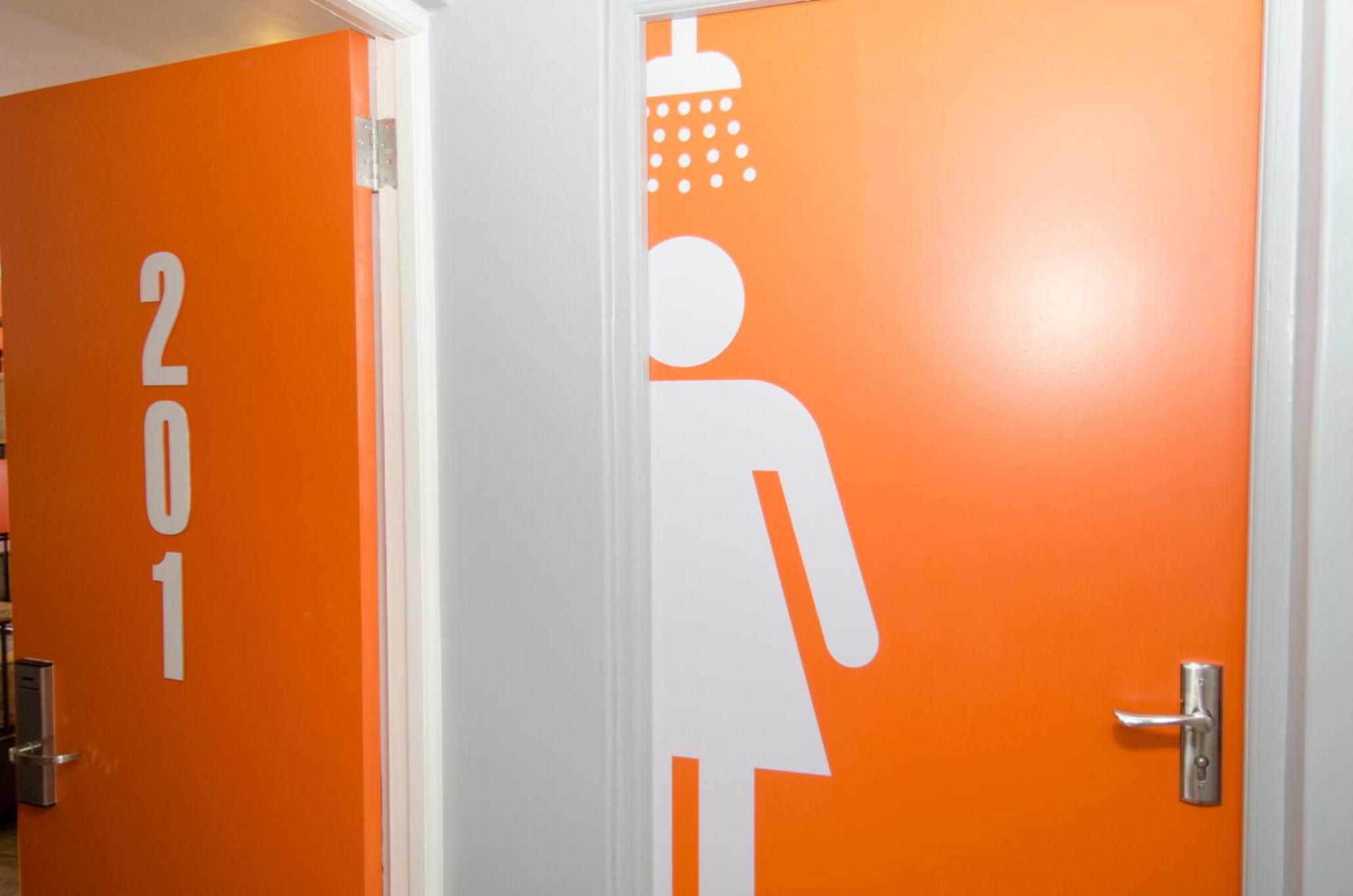 קייפטאון Never At Home Green Point חדר תמונה A shower room in a hostel